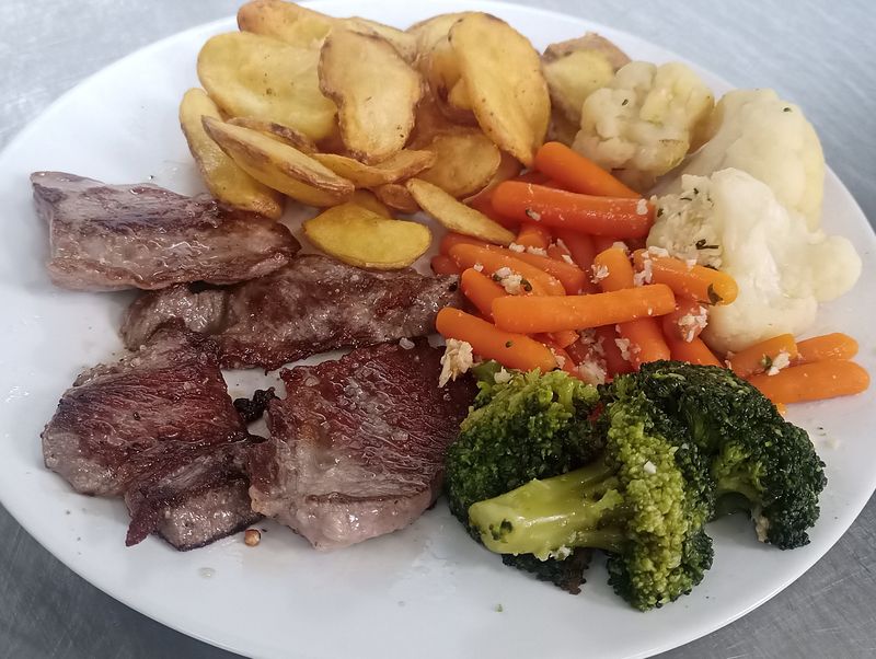 cut of Iberian pork)
          with garnishteak auce